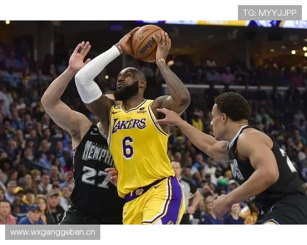 詹姆斯前三节高效输出砍23分串联全队掌控比赛节奏兼顾篮板助攻